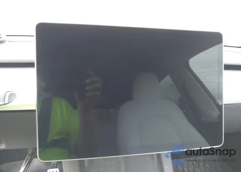 2024 Tesla Model Y Performance Dual Motor All-Wheel Drive z USA, uszkodzony, nr VIN 7SAYGDEFXRF022897